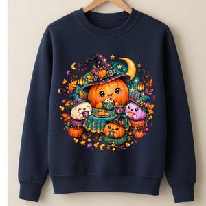 Peut inclure: Un sweat-shirt bleu marine à col rond orné d'un motif coloré représentant quatre citrouilles anthropomorphes portant des chapeaux de sorcière. Elles sont réunies autour d'une table avec des tasses, entourées de feuilles d'automne et de lanternes.