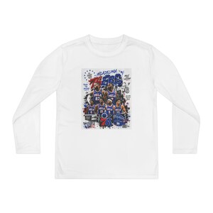Peut inclure: Un t-shirt blanc à manches longues avec une impression graphique de l'équipe de basket-ball des Philadelphia 76ers. Le motif montre des joueurs en uniforme bleu, le texte 76ers, Philadelphia, Trust the Process et Brotherly Love.