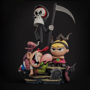 Può includere: Un set di statuette raffigurante una figura scheletrica con una tunica nera con cappuccio che tiene in mano una falce, un personaggio biondo con un vestito rosa con un fiore e un personaggio con un berretto rosso, naso rosa e braccio verde su una base con lapide.