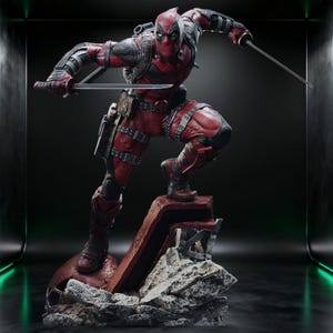 Può includere: Una dettagliata action figure del personaggio Deadpool in una posa accovacciata dinamica. La figura indossa una tuta testurizzata rossa e nera con cinture, fondine e cinghie. Impugna due spade katana argentate su una base di macerie.