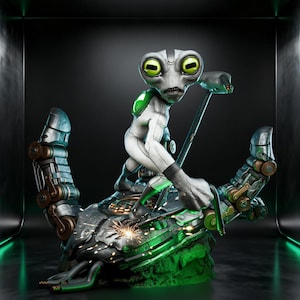 Könnte beinhalten: Eine graue Alien-Figur mit großen gelben Augen und weißem Anzug, die auf einer mechanischen Handbasis steht. Die Figur hält ein Werkzeug gegen die metallische Oberfläche und erzeugt Funken. Die Basis zeigt komplexe Zahnräder und grüne Lichter.