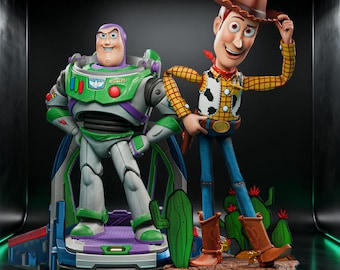 Könnte beinhalten: Eine Buzz Lightyear-Figur in einem weiß-grün-violetten Raumanzug auf einem blauen Sockel, neben einer Woody-Figur mit gelbem Karohemd, kuhgefleckter Weste, blauer Jeans und braunen Cowboystiefeln, die einen braunen Cowboyhut lüftet.