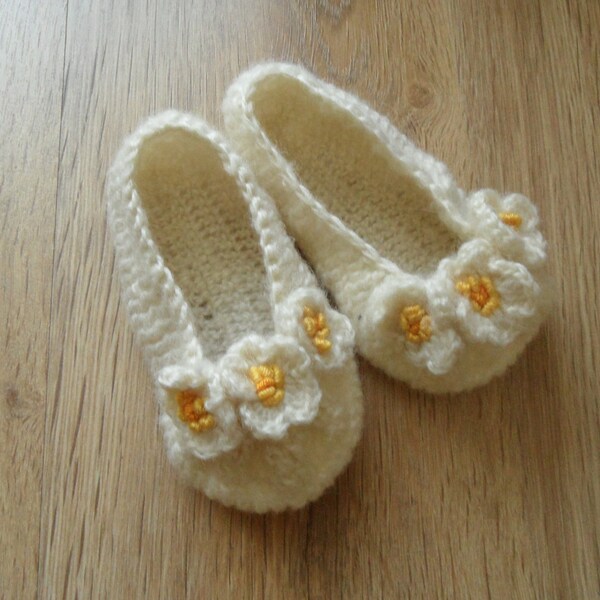 wool baby booties, baby slippers, baby shoes, baby accessories, baby girl, flowers, flats, floral, baby,