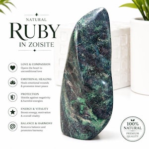 Op de afbeelding: Een gepolijste, onregelmatige, rechtopstaande steen van robijn in zoisiet met donkergroene, zwarte en magentarode minerale insluitingen. De tekst luidt NATURAL RUBY IN ZOISITE, gevolgd door vijf opsommingstekens met eigenschappen en een 100% NATURAL zegel.