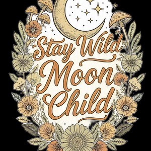 Könnte beinhalten: Ein grafisches Design mit dem Text Stay Wild Moon Child in Schreibschrift. Das Motiv zeigt eine Mondsichel mit Sternen, umgeben von einem Kranz aus orangefarbenen und gedeckten grünen Blumen, Blättern und Pilzen auf schwarzem Hintergrund.