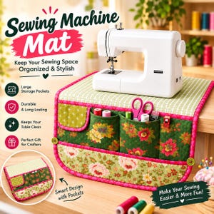 Op de afbeelding: Een witte naaimachine staat op een gewatteerde stoffen mat met een groen-wit geometrisch patroon en bloemrijke zakken in groen, roze en rood. De mat bevat de tekst Sewing Machine Mat en Smart Design with Pockets.