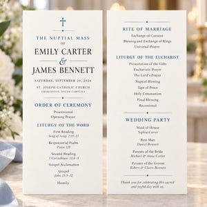 Könnte beinhalten: Eine weiße Hochzeitskarten-Programm mit blauem Text, der die Namen Emily Carter und James Bennett, das Datum 20. September 2026 und die St. Joseph Kirche nennt. Der Text beschreibt die Hochzeitsmesse, die Liturgie und die Hochzeitsgesellschaft.