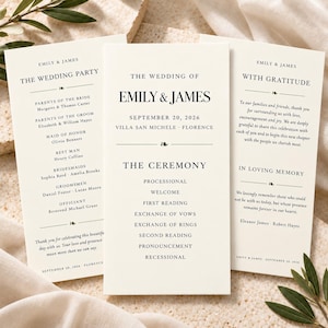 Könnte beinhalten: Drei cremefarbene Hochzeitskarten mit schwarzem Serifentext. Die mittlere Karte zeigt die Namen Emily & James, das Datum 20. September 2026 und den Ablauf der Zeremonie. Die Seitenkarten enthalten die Hochzeitsgesellschaft und Danksagungen.