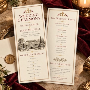 Könnte beinhalten: Zwei cremefarbene Hochzeitszeremonie-Programme mit dunkelrotem Text und goldenen Akzenten. Die linke Karte zeigt eine detaillierte Illustration eines Schlosses, den Text Wedding Ceremony sowie die Namen Olivia Carter und James Mitchell. Die rechte Karte listet die Hochzeitsgesellschaft auf und enthält den Text The Wedding Party und With Gratitude.