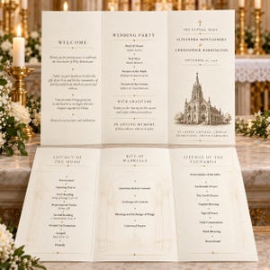 Może przedstawiać: Trójskładany program ślubny wydrukowany na kremowym papierze ze złotym tekstem i liniami. Przedni panel zawiera ilustrację kościoła oraz imiona Alexandra Montgomery i Christopher Harrington. Wewnątrz znajduje się liturgia i przebieg ceremonii.