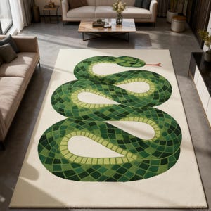 Puede incluir: Una alfombra rectangular que presenta un diseño de una gran serpiente verde enroscada con un patrón tipo mosaico de varios tonos de verde sobre un fondo color crema. La serpiente tiene una cabeza visible, una lengua roja bífida y un cuerpo segmentado.