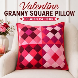 Puede incluir: Un cojín cuadrado con un diseño de patchwork de rombos rosas, rojos y burdeos. El texto superior dice Valentine GRANNY SQUARE PILLOW SEWING PATTERN. El cojín tiene un borde rojo y se muestra sobre una silla de color claro.