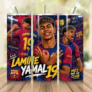 Könnte beinhalten: Ein zylindrischer Becher mit einem Grafikdruck des Fußballspielers Lamine Yamal im rot-blauen Trikot des FC Barcelona. Das Design enthält den Text Lamine Yamal, die Nummer 19, das Wappen des FC Barcelona und den Schriftzug Més que un club.
