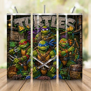 Puede incluir: Un vaso cilíndrico de acero inoxidable con un estampado gráfico de cuatro tortugas antropomórficas verdes en un entorno de alcantarilla. El diseño incluye el texto TURTLES, tuberías, una caja de pizza y un barril con la etiqueta CAUTION MUTAGEN OOZE.