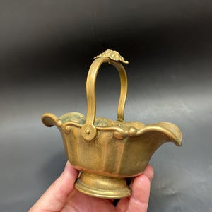 Vaso floral vintage em latão estilo Art Nouveau com alça francesa.