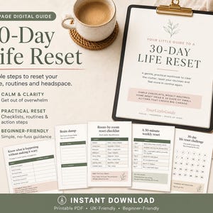 Könnte beinhalten: Ein 20-seitiger digitaler Ratgeber mit dem Titel 30-Day Life Reset, bestehend aus einem Klemmbrett mit Deckblatt, einem goldenen Stift und mehreren ausgedruckten Seiten, darunter eine Brain-Dump-Liste, Checklisten und ein 30-Tage-Kalender.