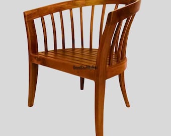 Poltrona artesanal de madeira maciça, cadeira de descanso de madeira, cadeira rústica com detalhes decorativos, cadeira com encosto curvo, cadeira para sala de estar, cadeira de madeira de teca