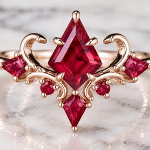 Statement-Ring aus rotem Rubin im Schildschliff (im Labor gezüchtet), vergoldetem 925er Sterlingsilber