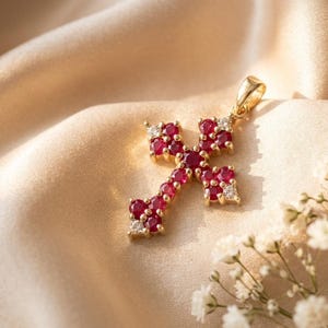 Halsband med rubinkorshänge, förgylld kristen berlock, vintage trossmycken