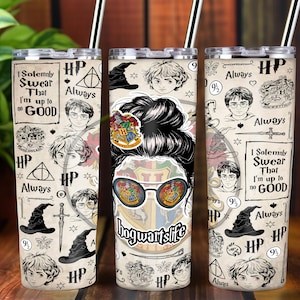 Puede incluir: Un vaso cilíndrico de acero inoxidable con pajita de metal, con fondo color crema e ilustraciones negras de personajes de Harry Potter, el texto I Solemnly Swear That I'm up to no GOOD y un gráfico central de unas gafas.