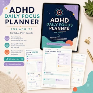 Może przedstawiać: Planer dzienny ADHD dla dorosłych, prezentowany jako zestaw do druku w formacie PDF. Tablet cyfrowy wyświetla stronę tytułową z ciemnoniebieską, turkusową i pomarańczową grafiką. Dwie wydrukowane karty planera zawierają sekcje dotyczące codziennego skupienia, blokowania czasu i zarządzania zadaniami z jasnymi pastelowymi akcentami i wyraźnymi nagłówkami.