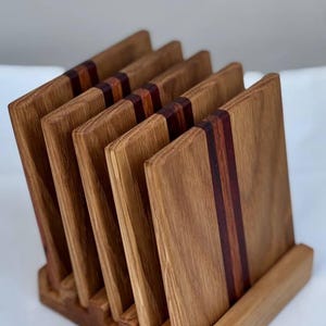 Juego de posavasos de madera hechos a mano con soporte, 5 posavasos de madera natural, regalo único para la cocina.