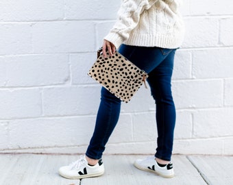 Cartera de mano de cuero marrón con cremallera de guepardo y leopardo, hecha en EE. UU., hecha a mano.