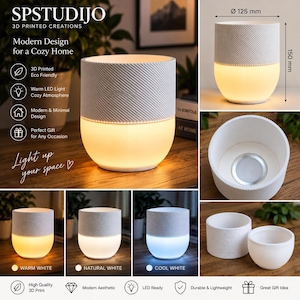 Op de afbeelding: Een witte 3D-geprinte LED-lamp met een cilindrische bovenkant met een diagonaal textuurpatroon en een afgeronde voet. De lamp heeft een diameter van 125 mm en een hoogte van 150 mm. De lamp toont warm wit, natuurlijk wit en koel wit licht.