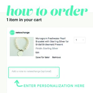 Pode incluir: Um bracelete de p&eacute;rolas de &aacute;gua doce brancas com um fecho de prata esterlina. O bracelete &eacute; mostrado em um fundo branco. O texto "Monogram Freshwater Pearl Bracelet with Sterling Silver for Bridal Bridesmaid Present" &eacute; exibido abaixo da imagem. O texto "Finish: Sterling Silver" &eacute; exibido abaixo do texto anterior. O texto "Edit" &eacute; exibido abaixo do texto anterior. O texto "Save for later" &eacute; exibido abaixo do texto anterior. O texto "Remove" &eacute; exibido abaixo do texto anterior. O texto "Add a note to netexchange (optional)" &eacute; exibido abaixo do texto anterior. O texto "ENTER PERSONALIZATION HERE" &eacute; exibido abaixo do texto anterior.