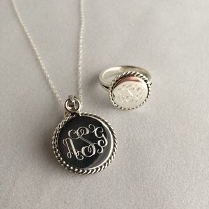 Conjunto de anillo y collar con monograma de cuerda náutica en plata de ley para mujer o regalo de Navidad redondo