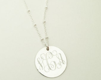Collar con monograma en plata de ley con cadena satélite