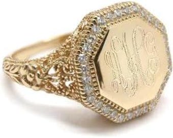 Anillo elegante de filigrana dorada y monograma octagonal de circonita cúbica, chapado en oro o plata de ley.
