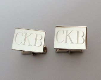 Gemelos de plata de ley con monograma personalizado para regalo de padrino de boda. Grabado personalizado.