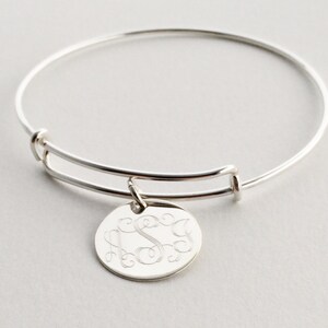 OFERTA - Pulsera rígida ajustable de plata de ley con dije, precio rebajado - Estilo de diseñador con colgante de monograma