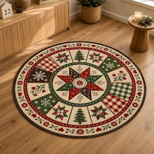 Könnte beinhalten: Ein runder Teppich mit Patchwork-Design in Rot, Grün und Creme. Das Muster zeigt Motive von Weihnachtsbäumen, Schneeflocken, Blumen und karierten Quadraten, angeordnet um einen großen achtstrahligen Stern mit einem dunklen Rand.