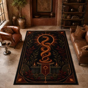 Peut inclure: Un tapis rectangulaire au fond noir orné d'une illustration centrale représentant un serpent orange enroulé sur un piédestal en pierre. Le motif comprend un soleil rayonnant, des branches feuillues latérales et deux petites flammes orangées.