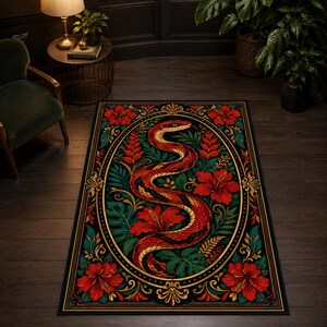 Può includere: Un tappeto rettangolare caratterizzato da una cornice ovale centrale contenente un serpente avvolto con squame rosse e nere, circondato da vivaci fiori di ibisco rossi e fogliame tropicale verde scuro su sfondo nero con accenti dorati.