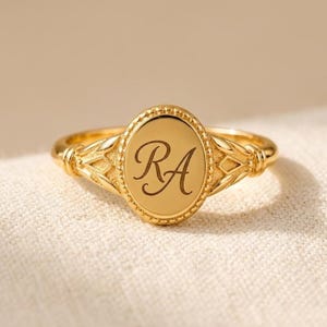Anillo de sello ovalado de oro personalizado / Anillo con monograma de dos iniciales grabado a medida / Anillo con letras de esmalte negro de estilo vintage / Regalo para ella