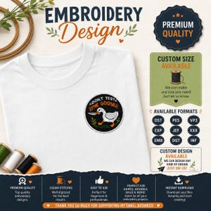 Puede incluir: Una camiseta blanca con un parche bordado circular en el pecho. El parche muestra un ganso blanco con patas naranjas sosteniendo un cuchillo en el pico, rodeado de hojas verdes y el texto DON'T TEST THE GOOSE en letras naranjas.