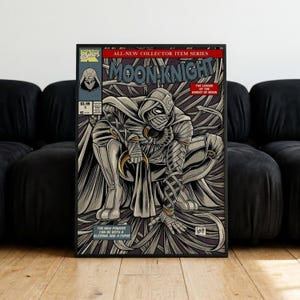 Może przedstawiać: Oprawiony wydruk okładki komiksu zatytułowany Moon Knight, przedstawiający centralną postać w białym kostiumie z kapturem i bandażami, otoczoną ciemnymi, wirującymi liniami. Tekst zawiera All-New Collector Item Series oraz The Legend of the Knight of Moon.