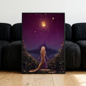Könnte beinhalten: Ein gerahmter vertikaler Kunstdruck, der eine Figur mit langem blonden Haar in einem dunklen Wald zeigt, die über ein Gewässer hinweg auf eine ferne Burg blickt. Leuchtende Laternen schweben am tiefvioletten Nachthimmel über der Szene.