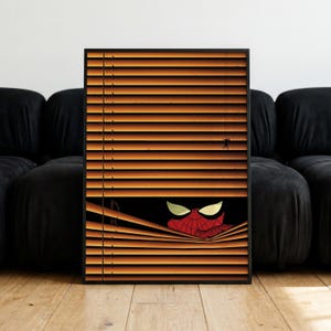 Può includere: Una stampa artistica da parete rettangolare incorniciata che raffigura veneziane orizzontali arancioni. Un piccolo ragno nero pende da un filo sul lato destro. Sotto le veneziane, è visibile una maschera rossa e nera con occhi bianchi.