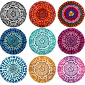 Könnte beinhalten: Eine Sammlung von neun kreisförmigen Wandbehängen mit komplizierten Mandala-Mustern in verschiedenen Farben, darunter Schwarz-Weiß, Rot, Orange, Blau, Türkis, Lila und Gelb. Jedes runde Textil zeigt symmetrische geometrische Designs.