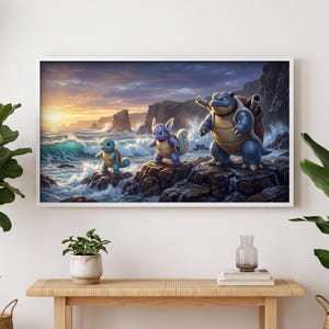 Può includere: Una stampa artistica rettangolare con un'illustrazione digitale di tre creature blu simili a tartarughe su rocce costiere scure. La scena raffigura un tramonto su un oceano turbolento con onde che si infrangono e scogliere.