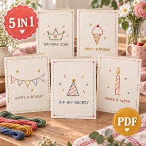 Op de afbeelding: Vijf witte wenskaarten met kleurrijke geborduurde ontwerpen, waaronder een kroon, ijshoorntje, vlaggetjes, feesthoedje en een kaars. Elke kaart bevat teksten zoals BIRTHDAY STAR, SWEET BIRTHDAY, HAPPY BIRTHDAY, HIP HIP HOORAY en MAKE A WISH.