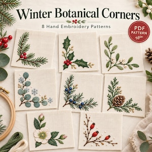 Puede incluir: Una colección de ocho cuadrados de tela con patrones de bordado botánico invernal. Los diseños incluyen ramas de pino con bayas rojas, hojas de acebo, muérdago, eucalipto con copos de nieve, bayas de enebro, piñas, eléboro y escaramujos.