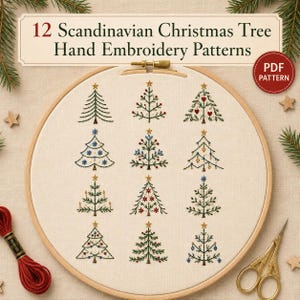 Pode incluir: Um bastidor de bordado de madeira contendo tecido com 12 padrões de árvores de Natal escandinavas bordadas. O texto diz 12 Scandinavian Christmas Tree Hand Embroidery Patterns e PDF PATTERN. Fio vermelho e tesouras douradas estão presentes.