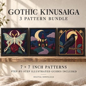 Può includere: Un pacchetto digitale di tre modelli Kinusaiga da 17,78 x 17,78 cm con una falena e una rosa, un castello sotto una luna crescente e un corvo su un ramo. Il testo recita GOTHIC KINUSAIGA 3 PATTERN BUNDLE, 7x7 INCH PATTERNS, STEP-BY-STEP ILLUSTRATED GUIDES.