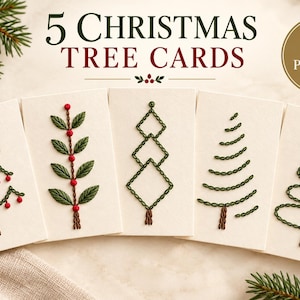 Könnte beinhalten: Fünf cremefarbene rechteckige Karten mit gestickten Weihnachtsbaummotiven in grünem, rotem und goldenem Garn. Der Text 5 CHRISTMAS TREE CARDS und PDF PATTERN steht über den Karten, die verschiedene gestickte Baumformen zeigen.
