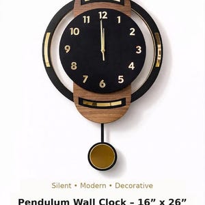 Peut inclure: Une horloge murale à pendule mesurant 40,64 cm sur 66,04 cm. L'horloge présente un cadran circulaire noir avec des chiffres dorés, un cadre en bois foncé et des accents dorés. Une fine tige noire descend vers un pendule doré. Texte : Pendulum Wall Clock.